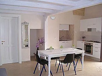 Dimora Vicolungo Bed & Breakfast 3*